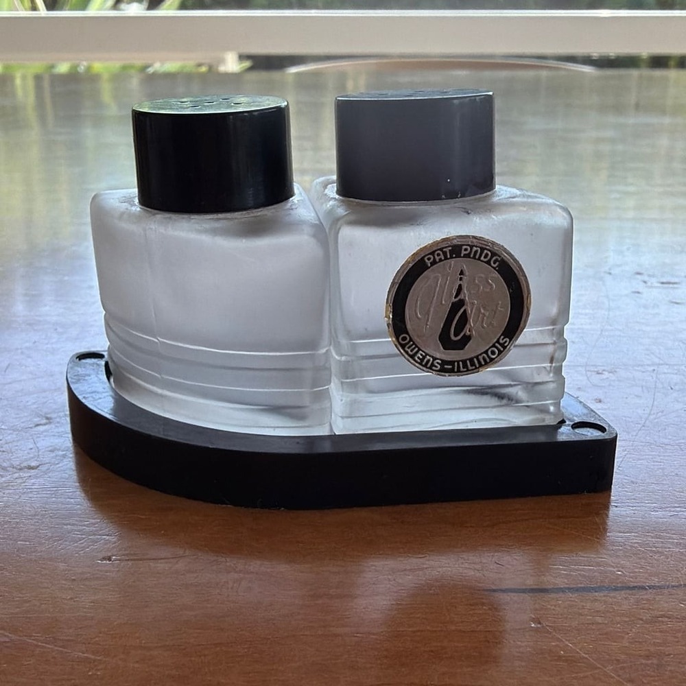 Vintage Owens-Illinois Glass Art Frosted Interlocking Salt and Pepper Shakers
